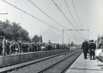 171133 Afbeelding van de belangstellenden op het perron van het N.S.-station Etten-Leur tijdens de feestelijke opening ...